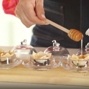 Cestinhas práticas com brie, mel e amêndoas