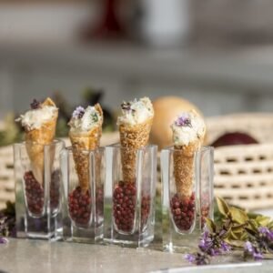 Chevre e cebolas caramelizadas em crosta com parmesão.
